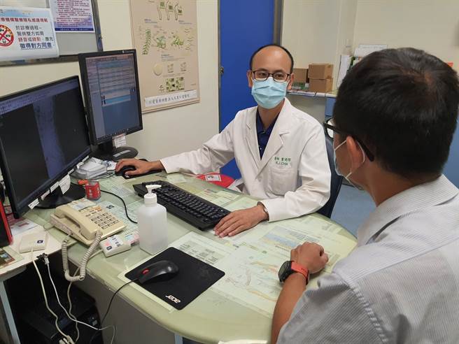 大里仁爱医院神经外科医师贾开杰（左）24日指出，下背痛的原因及治疗非常多样化，就连止痛药物都依照病人身体状况而有不同的选择，不建议民眾自行买药服用，应就医寻求专业诊断。（大里仁爱医院提供／潘虹恩台中传真）