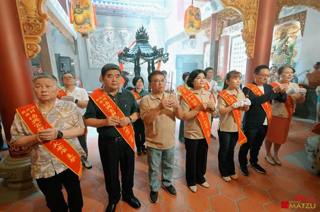 前云林县长张荣味（左二）、大甲镇澜宫董事长顏清标（左一）、在云林县西螺福兴宫同台，2人不谈政治。（福兴宫提供／张朝欣云林传真）