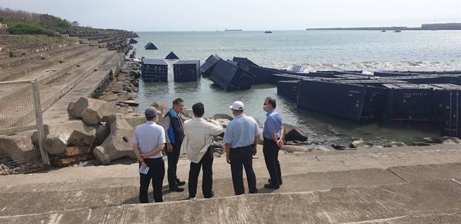 交通部次長祁文中今日進駐高雄港應變中心聽取天使輪處理情況(港務公司提供／簡立欣台北傳真)