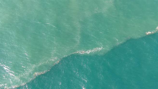 已沉船的帛琉籍貨櫃船「天使輪（ANGEL）」漂出約600只空櫃，不過經空拍機搜群目前海面已淨空，圖為高屏溪出海口視角(港務公司提供／簡立欣台北傳真)