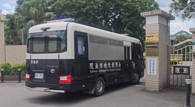 彰化地院警备车抵北所。（游定刚拍摄）