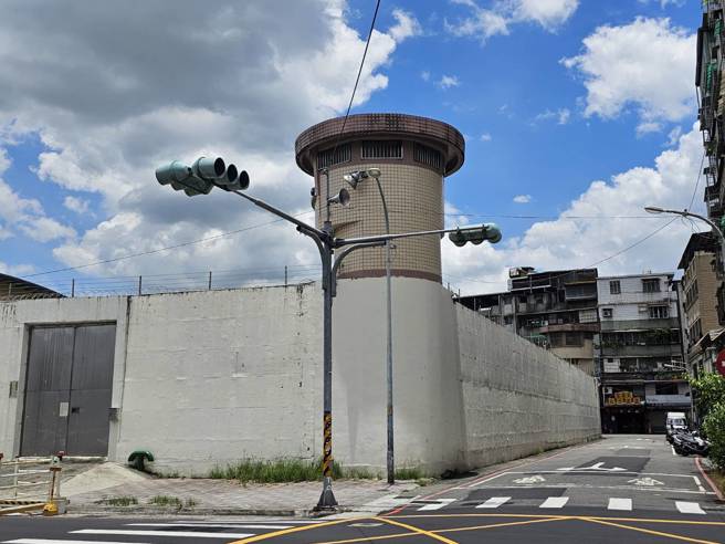 高墙里的世界外界难以了解。（游定刚拍摄）