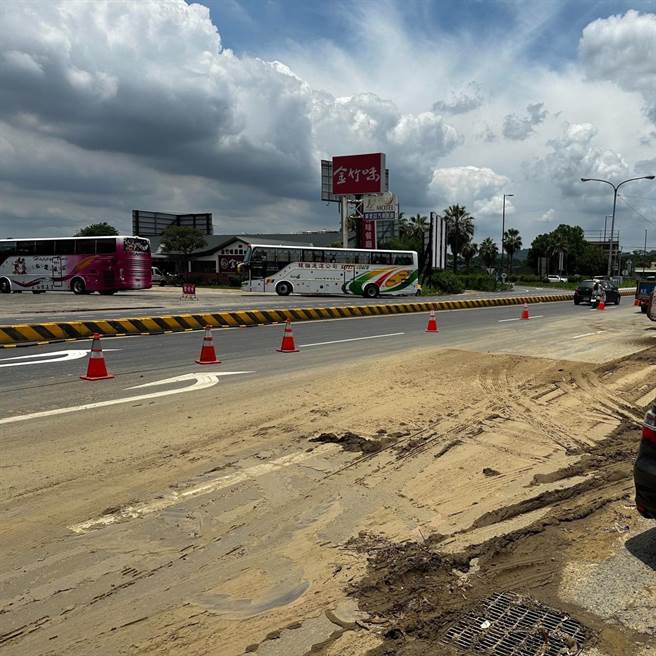 竹山交流道周边道路昨天因暴雨淹水，水退后夹带滚滚泥流后路变一片狼藉。南投县议员游颢提供