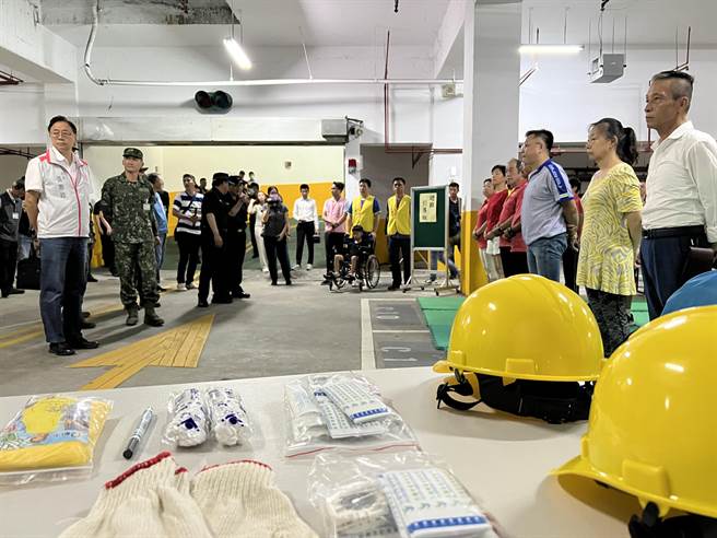 大有国小视导地下室防空疏散避难演练。(蔡依珍摄)