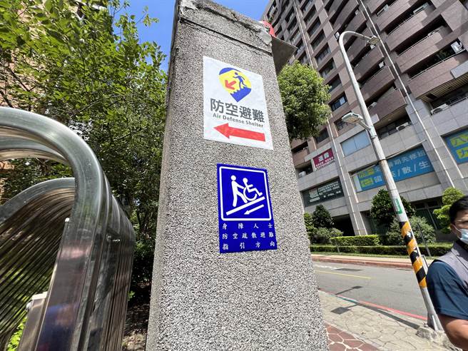 桃园首创增加身障人士专属避难通道，入口处也加设避难指示标志，贴心提醒推轮椅下坡要倒退走。。(蔡依珍摄)