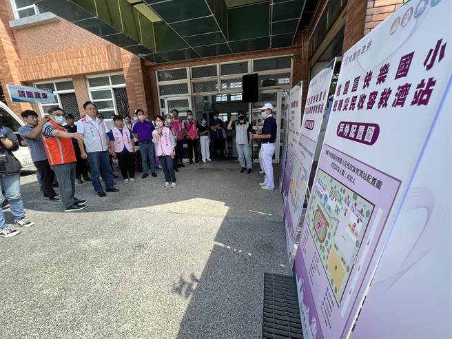 张善政在桃园区长许敏松等人陪同下视察快乐国小灾民收容救济站。(蔡依珍摄)