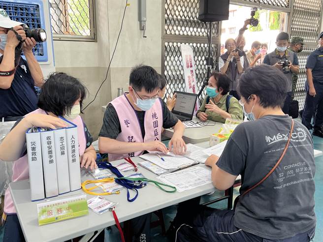 灾民收容救济站电子化纪录灾民身分。(蔡依珍摄)