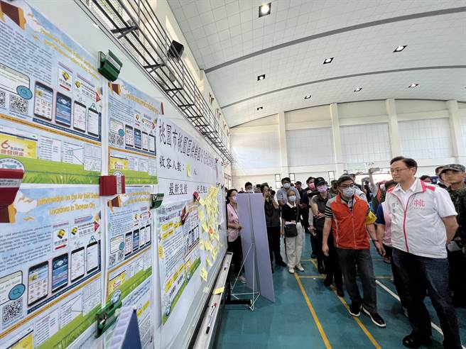 灾民收容救济站公告栏贴心翻译成各国语言。(蔡依珍摄)