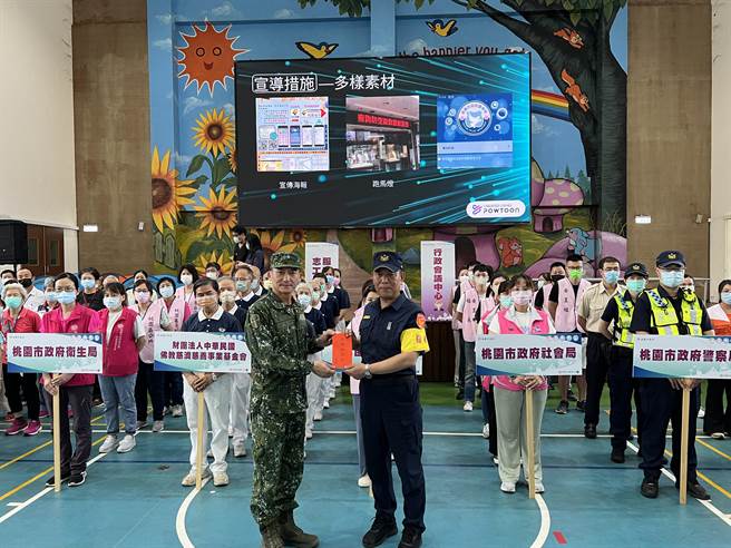演习统裁部副统裁官陆军司令部中将副司令杨基荣颁加菜金给桃园警分局长洪志朋。(蔡依珍摄)