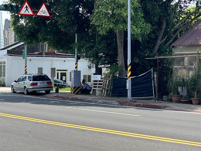 北部地区军民联合防空「万安46号」演习今天下午登场，民眾躲树荫底下。(蔡依珍摄)