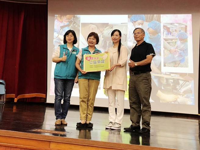 今由社会局长张翠瑶（左二）代表县长翁章梁接受器材，并致赠感谢状给代表协会理事长与会的常务理事刘银冰（右二）。（嘉义县政府提供∕吕妍庭嘉义传真）
