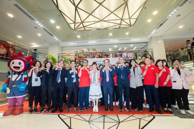 远百宝庆店今（24日）晚间6点正式闭店熄灯，总经理徐雪芳携手宝庆同仁道别。（石智中摄）