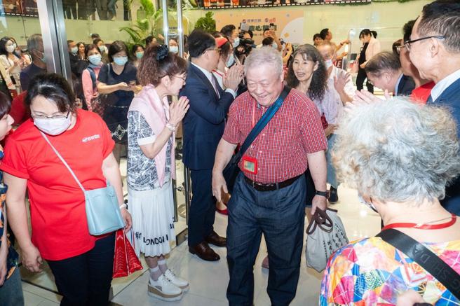 老顾客陆续走出远百宝庆店大门，心中不舍但也充满期盼。（石智中摄）