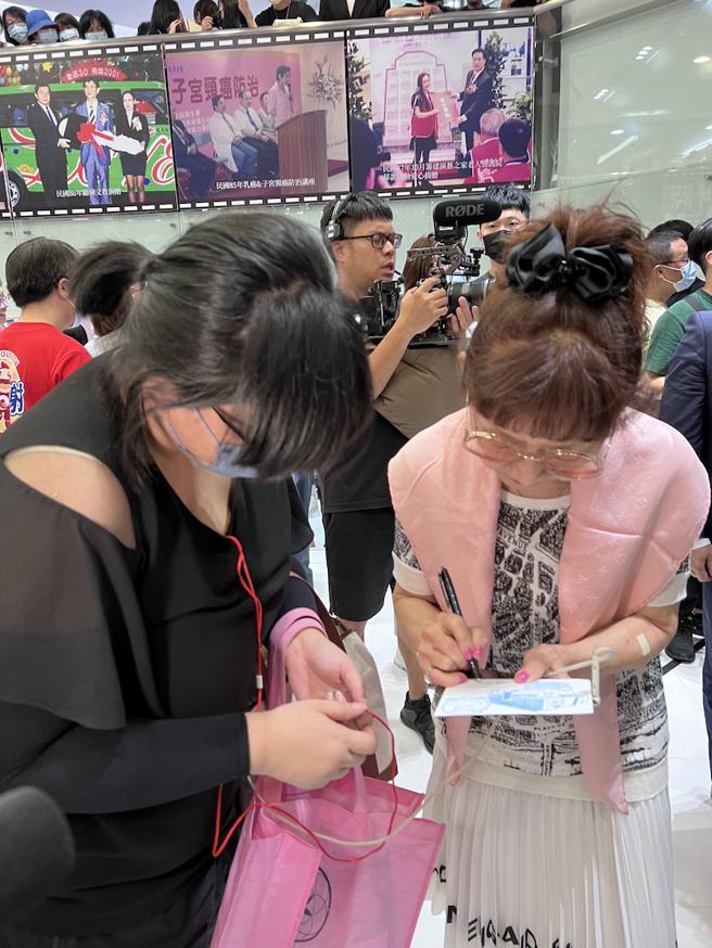 远百总经理徐雪芳（右）为民眾签名写下祝福。（吴奕萱摄）