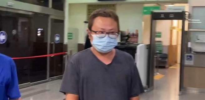 40歲郭姓男子今透過外送平台恐嚇林淑芬服務處，他稍早到新北地檢署到案說明，檢方複訊後諭知3萬元交保，但郭男繳不出，後續降保至2萬元，他交保後也向林道歉稱「惡作劇過頭」。（蔡雯如攝）