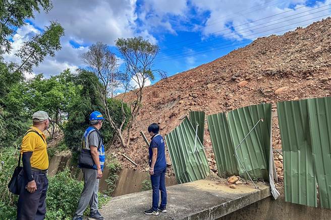 湖口乡长吴淑君（右）指台电工程包商在湖口国小对面私有地土石堆置有4、5层楼高，铁皮围篱多有破损，但台电否认是所属工程土石方。（吴淑君提供／罗浚滨新竹传真）