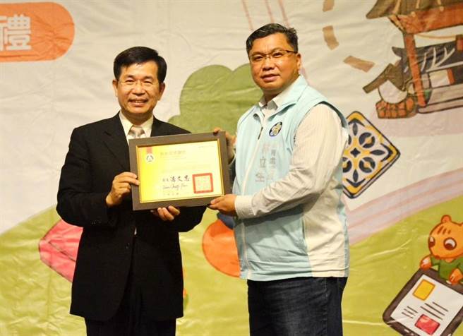 嘉义市教育处长林立生（右）将担任康寧大学主任秘书一职，日前已向市长请辞获准。（林立生提供∕吕妍庭嘉义传真）