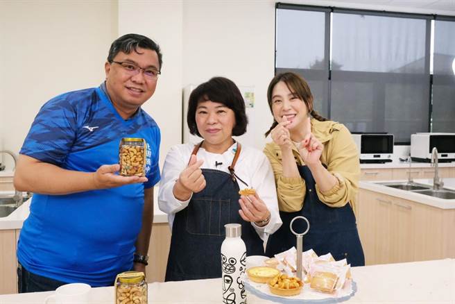 嘉义市教育处长林立生（左）感谢嘉义市长黄敏惠（中）让他有机会为自己故乡嘉义市的教育。（林立生提供∕吕妍庭嘉义传真）发展尽一分心力