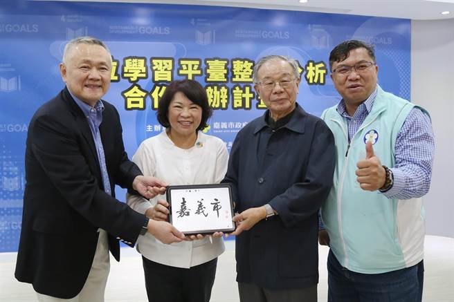 嘉义市教育处长林立生（右一）今才办完试办数位平台整合分析合作计画记者会，就传出请辞获准消息。（吕妍庭摄）