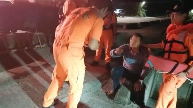 台東沿海地區掀長浪，1名年約60歲的林姓漁民晚間前往長濱漁港進行漁船加固防颱措施，不慎失足打滑落海，幸無生命危險。（民眾提供／蕭嘉蕙台東傳真）