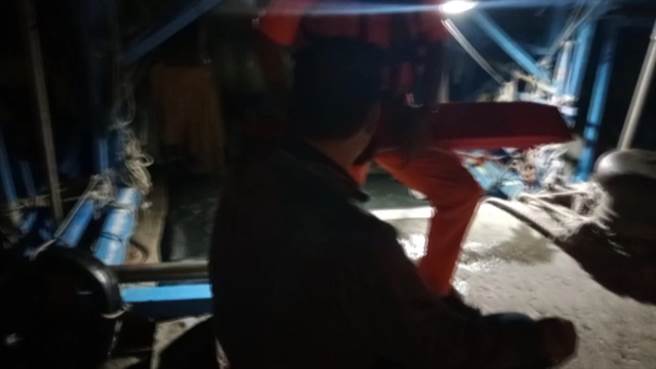 長濱安檢所人員聽聞長濱漁港碼頭傳來呼救聲，前往查看發現林姓漁民落海，隨即拋投救生圈，並與現場民眾聯救人上岸。（民眾提供／蕭嘉蕙台東傳真）