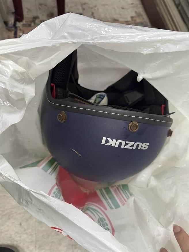 遭汙染的安全帽。(黃敬文翻攝)