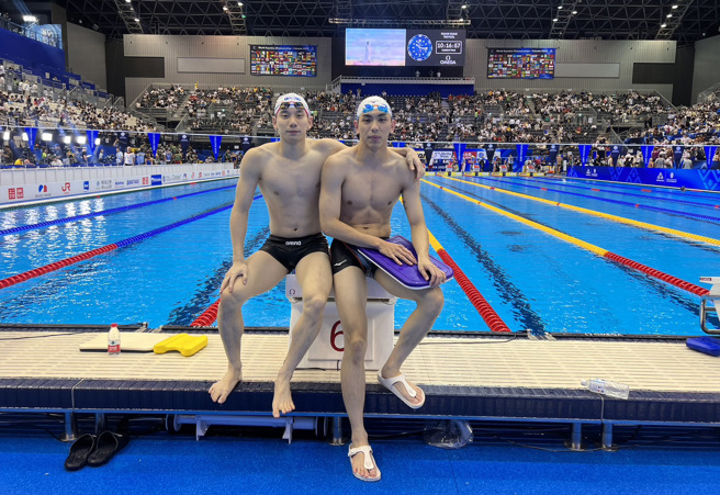 庄沐伦（右）在2023游泳世锦赛男子100公尺仰式预赛游出54秒55全国新猷。（许志杰提供／陈筱琳台北传真）