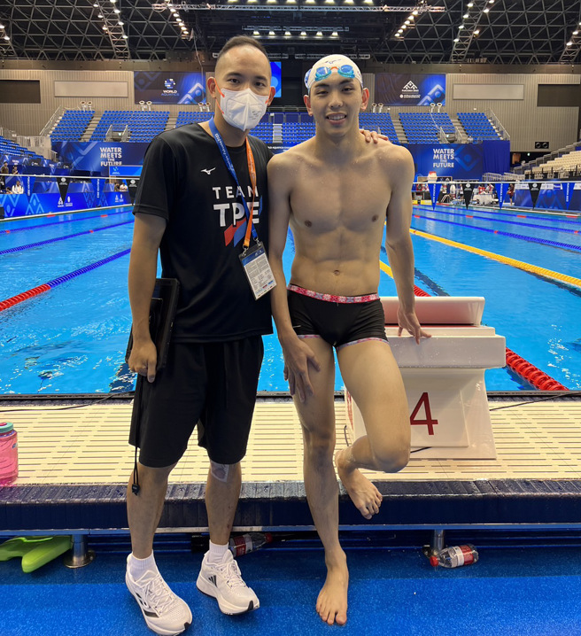 庄沐伦（右）和教练许志杰（左）。（许志杰提供／陈筱琳台北传真）