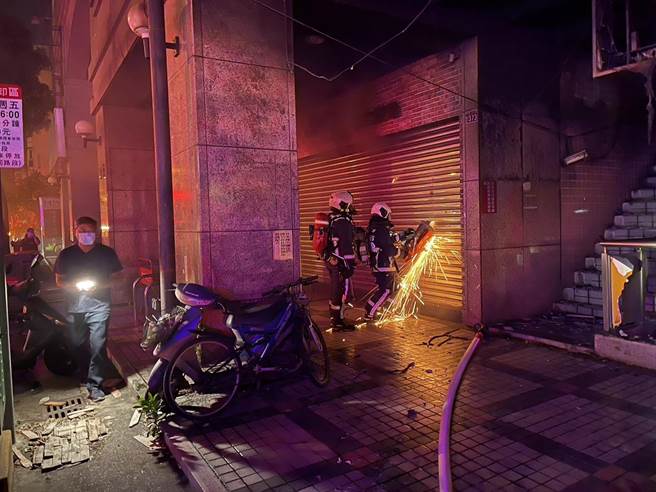 台中市北区健行路一栋大楼24日晚间惊传火警，消防局立即派遣多支消防队伍前往救援。（民眾提供／冯惠宜台中传真）