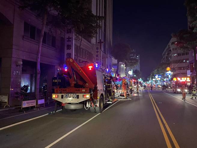 台中市北区健行路一栋大楼24日晚间惊传火警，消防局立即派遣多支消防队伍前往救援。（民眾提供／冯惠宜台中传真）