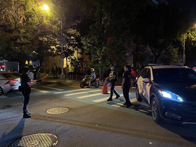 台中市北区健行路一栋大楼24日晚间惊传火警，警方快速赶到现场进行交通管制。（民眾提供／冯惠宜台中传真）