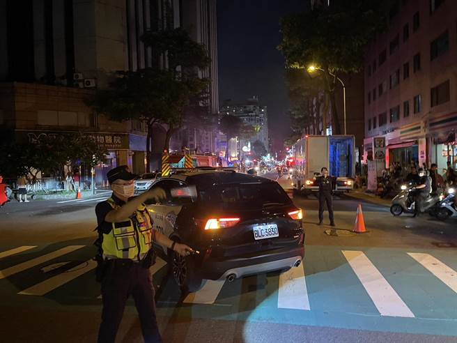 台中市北区健行路一栋大楼24日晚间惊传火警，消防局立即派遣多支消防队伍前往救援，警方也快速赶到现场进行交通管制。（民眾提供／冯惠宜台中传真）