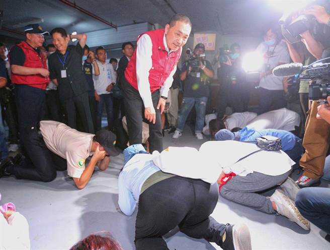 新北市长侯友宜（中）24日赴淡水视察北部万安46号防空演习，了解民眾躲避防空警报情形。（黄世麒摄）