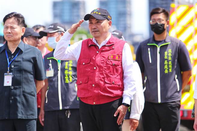 新北市长侯友宜（中）24日赴淡水视察北部万安46号防空演习。（黄世麒摄）