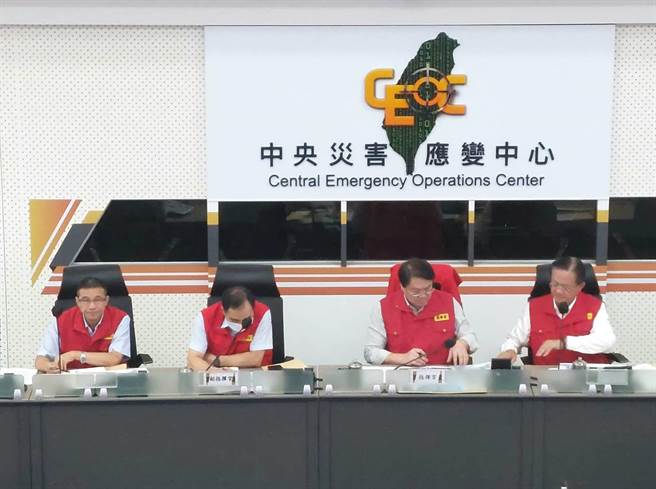 杜苏芮颱风逐步逼近，目前已发布海警，中央灾害应变中心二级开设，林右昌指示相关单位持续掌握监控颱风动态，并提醒做好防颱措施。（消防署提供）