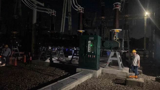 台电龙崎超高压变电所今日17时28分设备故障，影响台南及高雄地区多所变电所电压骤降。（台电台南区处提供）