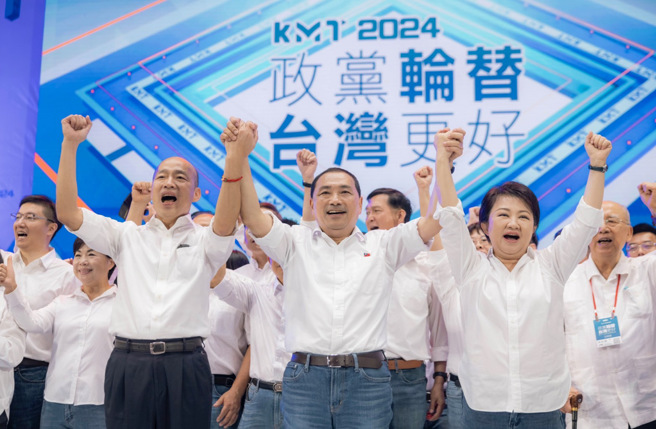 国民党韩国瑜(左起)、侯友宜、卢秀燕，暌违4年多于23日全代会上同台。（侯友宜竞办）