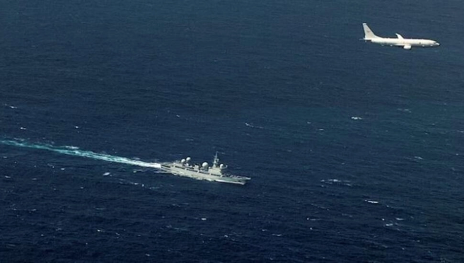 澳大利亚皇家空军的一架P-8海神巡逻机上周飞越了一艘前往澳洲附近海域的中国侦察舰，并与之取得联繫。（图／澳大利亚广播公司影片截图）