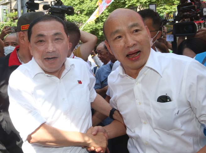 前高雄市长韩国瑜（右）23日出席国民党全代会，国民党总统参选人侯友宜（左）特别到门口迎接。（陈君玮摄）