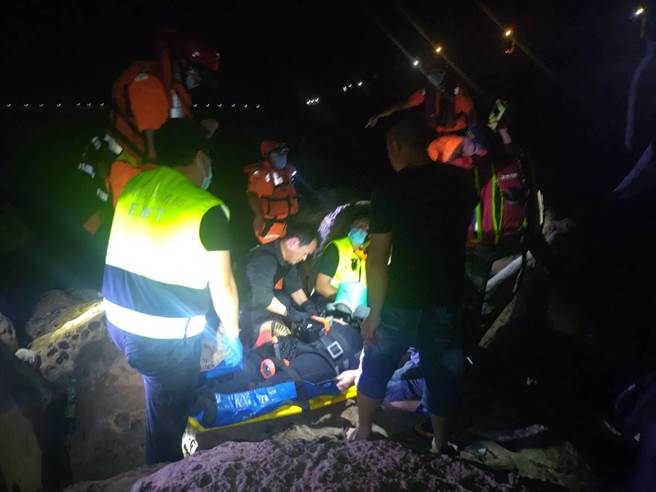 24日晚间10时许，在新北市万里与基隆市安乐区交界处，有一名民眾浮潜溺水，在新北市及基隆市消防局的通力合作下，将民眾救上岸送医急救。（翻摄照片／张志康基隆传真）