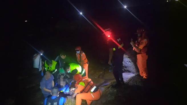 24日晚间10时许，在新北市万里与基隆市安乐区交界处，有一名民眾浮潜溺水，在新北市及基隆市消防局的通力合作下，将民眾救上岸送医急救。（翻摄照片／张志康基隆传真）