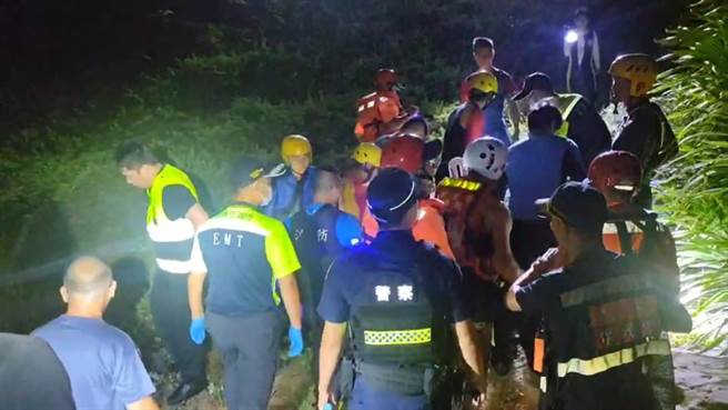24日晚间10时许，在新北市万里与基隆市安乐区交界处，有一名民眾浮潜溺水，在新北市及基隆市消防局的通力合作下，将民眾救上岸送医急救。（翻摄照片／张志康基隆传真）