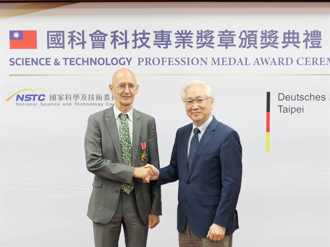国科会主委吴政忠（右）颁赠科技专业奖章予德国在台协会处长许佑格（左）。（国科会提供／林志成台北传真）