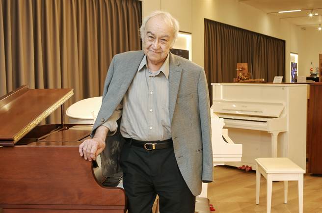 范克莱本钢琴大赛金奖得主、74岁钢琴大师弗拉基米尔．费亚多（Vladimir Viardo）认为，一个人对音乐的喜爱，不是只有喜爱一件乐器，而是反映了对生命的喜爱。（赵双杰摄）