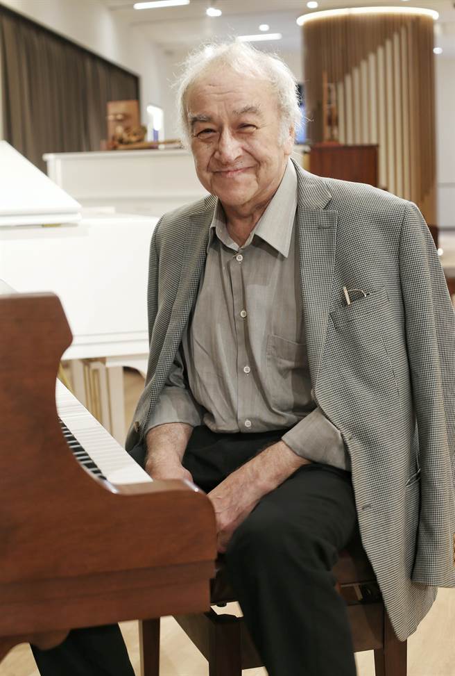 74岁钢琴大师弗拉基米尔．费亚多（Vladimir Viardo）再次来台，他鼓励学生「尽信书不如无书」，勇于表达自己对音乐的想法。（赵双杰摄）