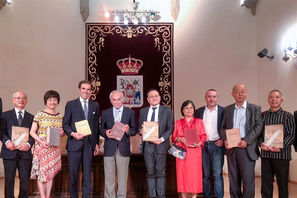 清大副教授李毓中（右5）將9冊《閩南—西班牙歷史文獻叢刊》送給西班牙皇室。（清大提供／王惠慧新竹傳真）