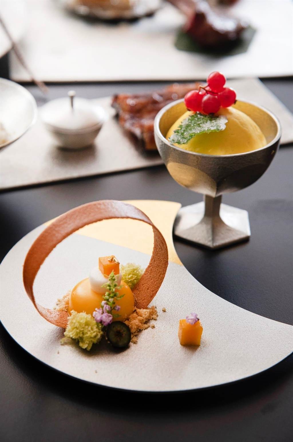 「山里會錫」會席料理的甜品帶有夏日風情，百香果柚子塔(左)、紫蘇熱帶水果冰沙(右)。（大倉久和大飯店提供）