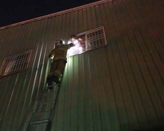 台南學甲凌晨鐵皮屋火警 2民眾受困狂敲鐵窗獲救