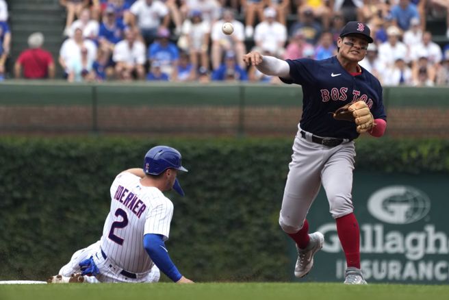 红袜内野手张育成(右)策动双杀成功。（美联社资料照）