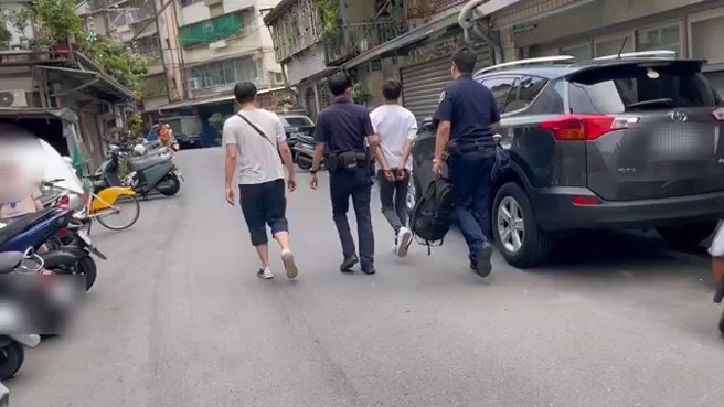 中和分局于林女家中埋伏，待林女交付款项予车手方男（18岁）时，立即上前将林男逮捕，并查扣现金新臺币2400元、手机1支、假印鑑章1颗、工作证数张等相关物品。（图／警方提供）